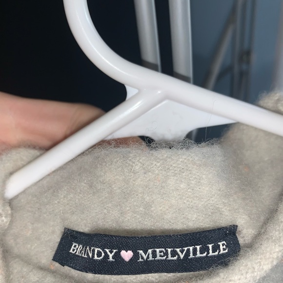 Brandy Melville Cropped Sweater - Picture 2 of 2